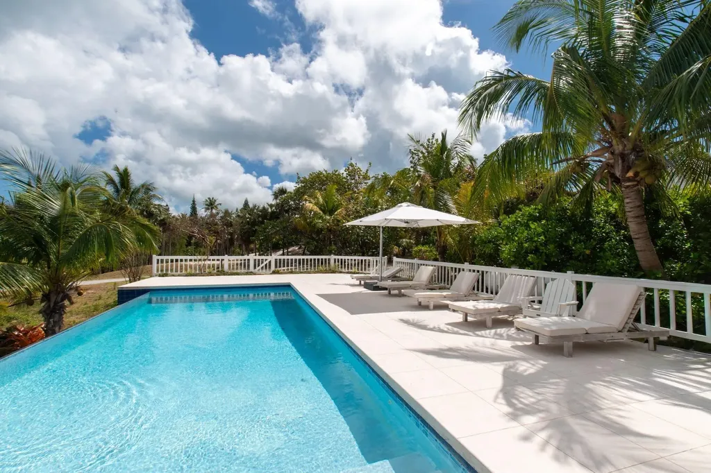 Banks Road Tir Na Nog Eleuthera BS