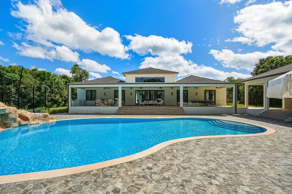 Bali Cinq New Providence Paradise Island BS
