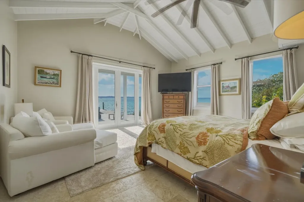Crown Pigeon Island & Cay Eleuthera BS