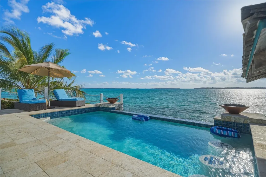 Crown Pigeon Island & Cay Eleuthera BS