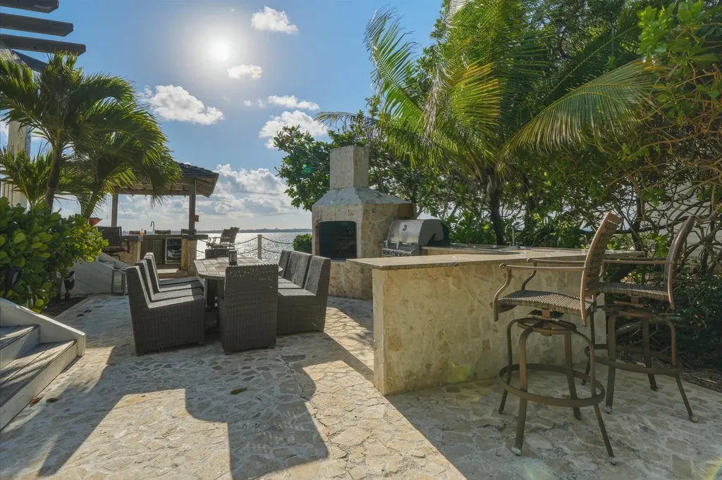 Crown Pigeon Island & Cay Eleuthera BS