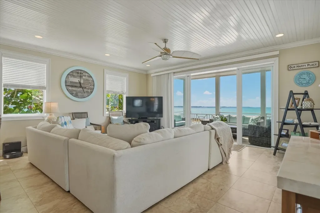 Crown Pigeon Island & Cay Eleuthera BS