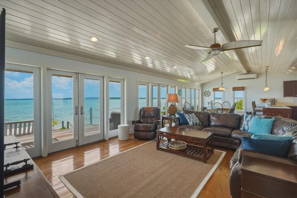 Crown Pigeon Island & Cay Eleuthera BS