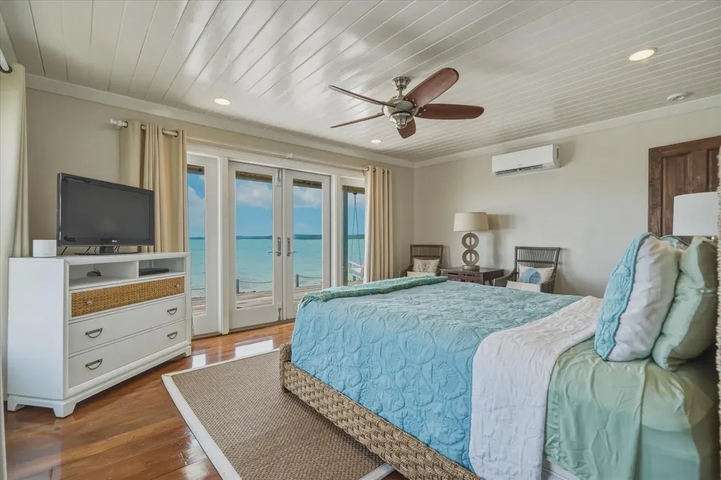 Crown Pigeon Island & Cay Eleuthera BS