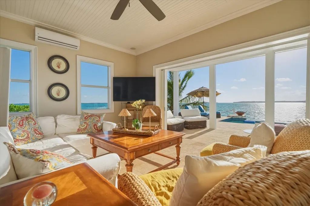 Crown Pigeon Island & Cay Eleuthera BS