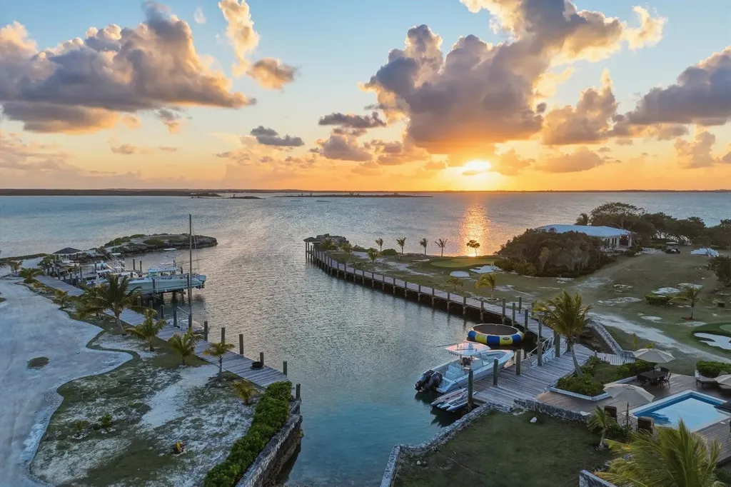 Crown Pigeon Island & Cay Eleuthera BS