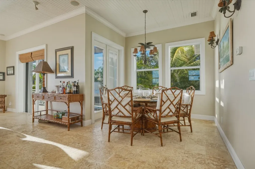 Crown Pigeon Island & Cay Eleuthera BS