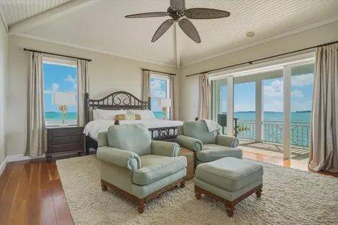 Crown Pigeon Island & Cay Eleuthera BS
