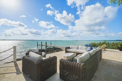 Crown Pigeon Island & Cay Eleuthera BS