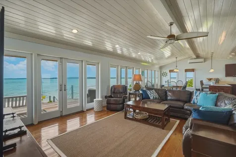 Crown Pigeon Island & Cay Eleuthera BS