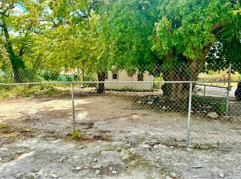 Oakes Field 13,814 Comlot New Providence Paradise Island BS