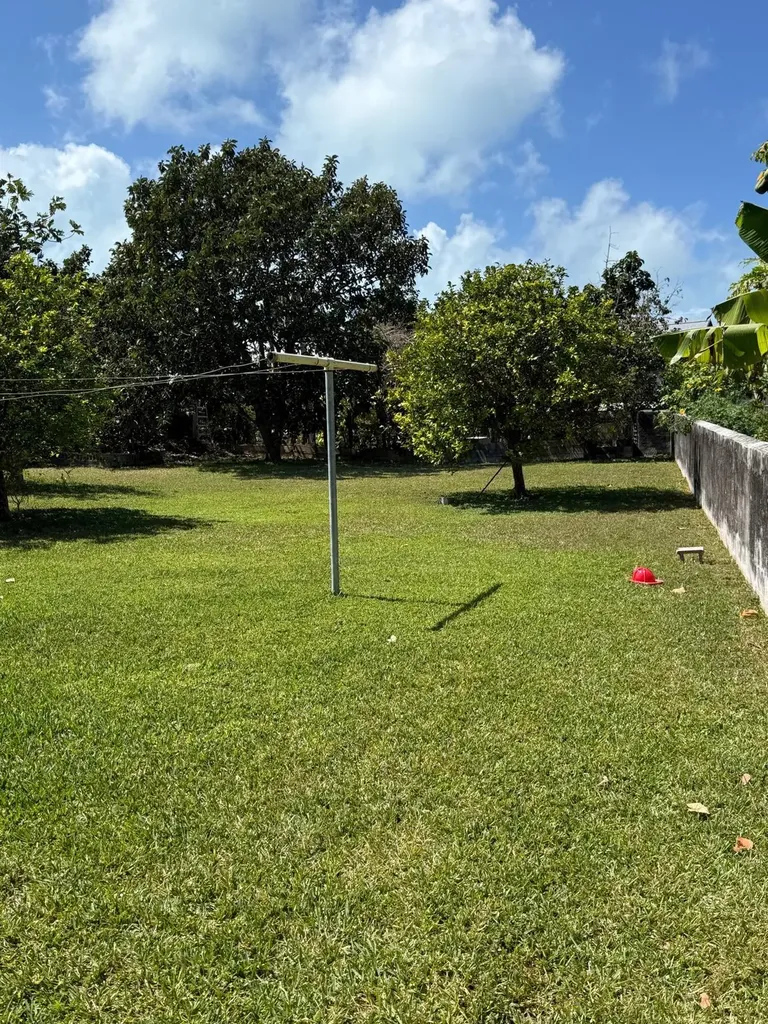 10th Street 3rd Lot S Eleuthera BS