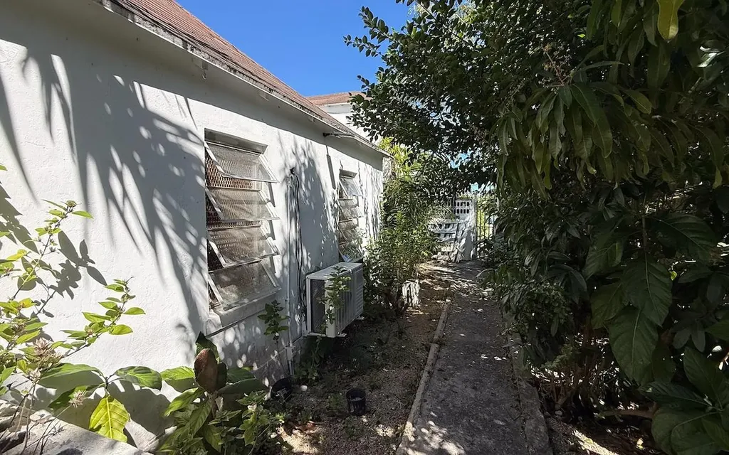 John Evans Road Home New Providence Paradise Island BS