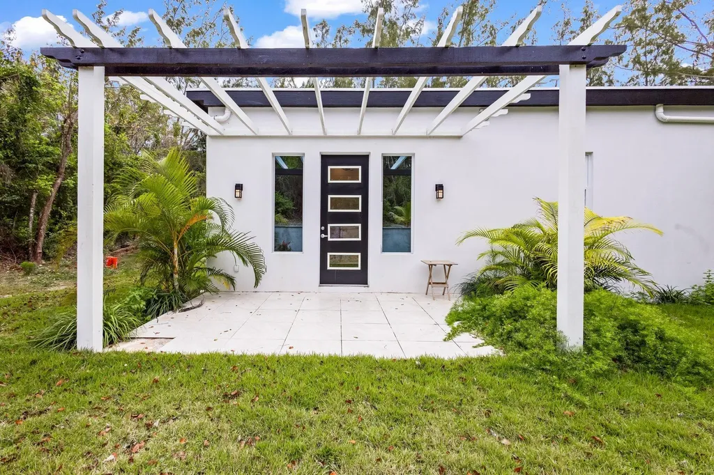 Splendid Isolation Eleuthera BS