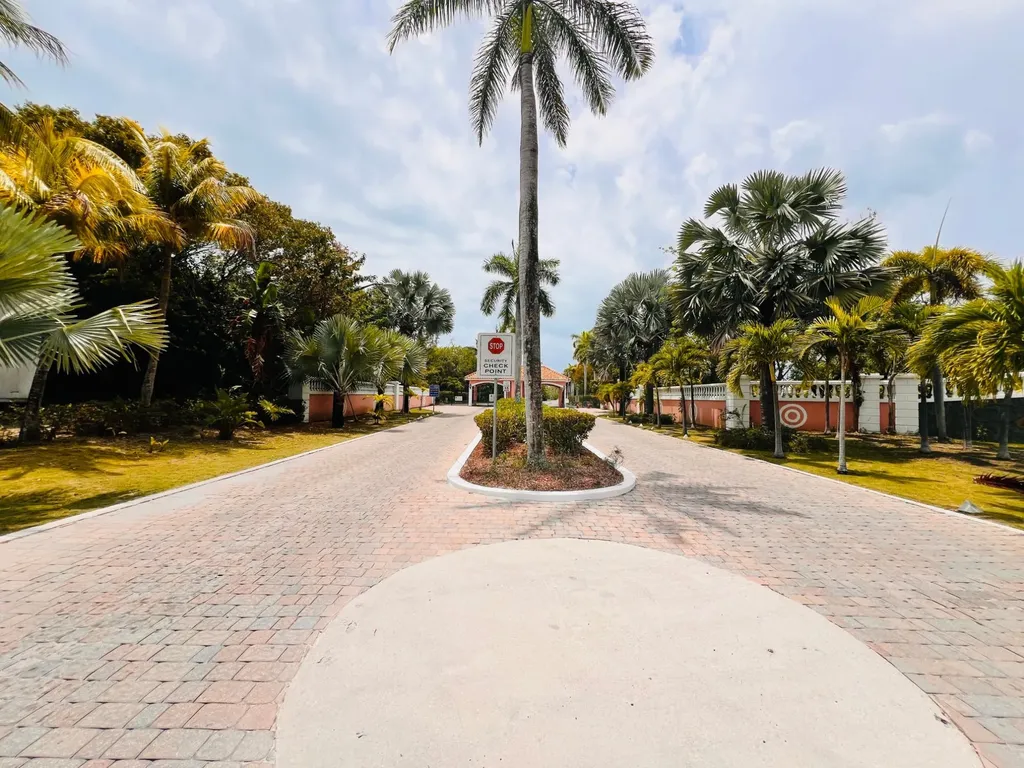 Paul Cay & Ocean Drive New Providence Paradise Island BS