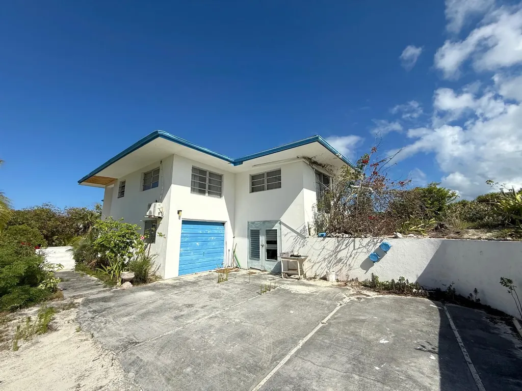 2/1 Home Pool/garage Long Island BS