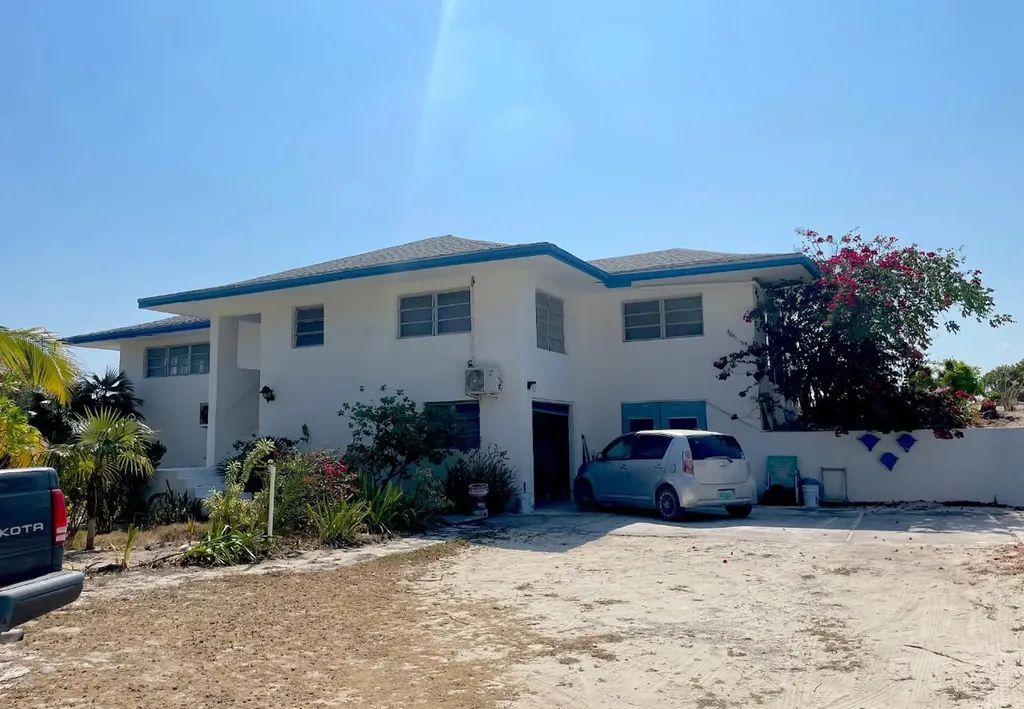 2/1 Home Pool/garage Long Island BS