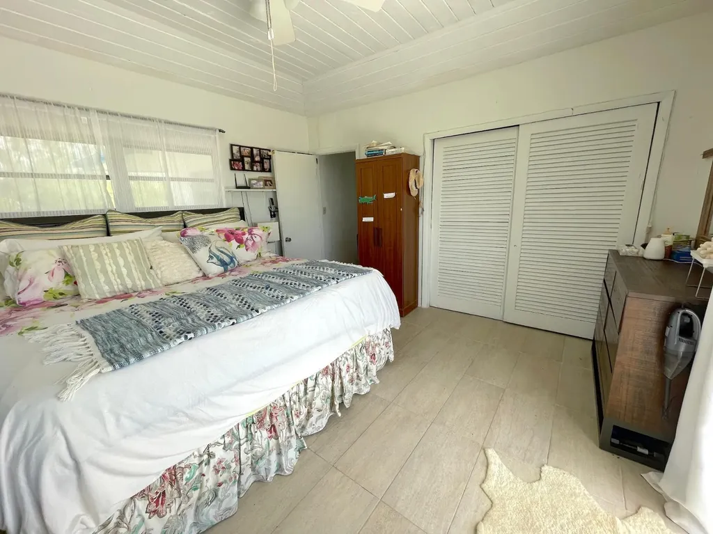 2/1 Home Pool/garage Long Island BS