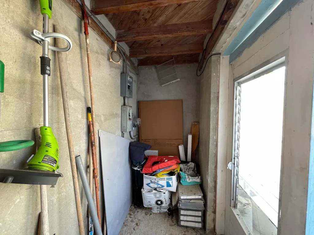 2/1 Home Pool/garage Long Island BS