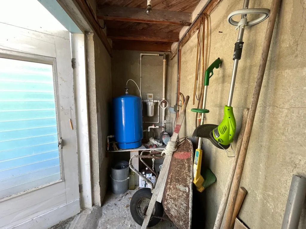 2/1 Home Pool/garage Long Island BS