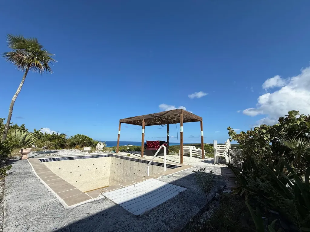 2/1 Home Pool/garage Long Island BS