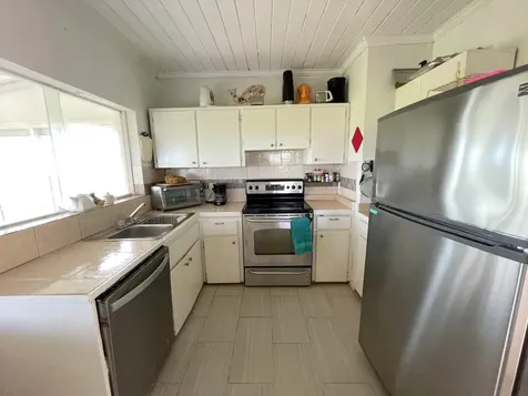 2/1 Home Pool/garage Long Island BS