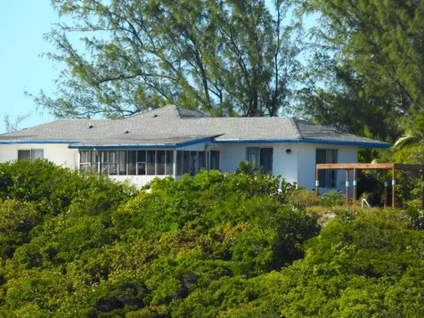 2/1 Home Pool/garage Long Island BS