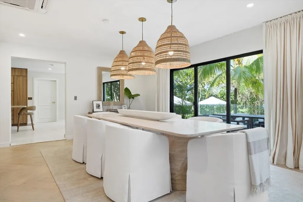 Dilly Dally New Providence Paradise Island BS