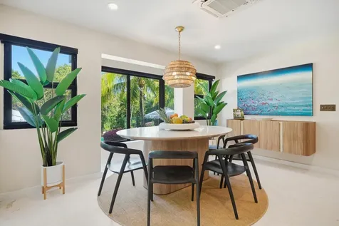 Dilly Dally New Providence Paradise Island BS