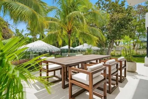 Dilly Dally New Providence Paradise Island BS