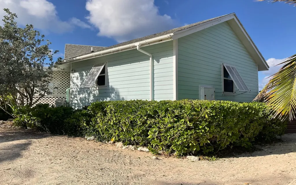 Beachfront Home In Miley Long Island BS