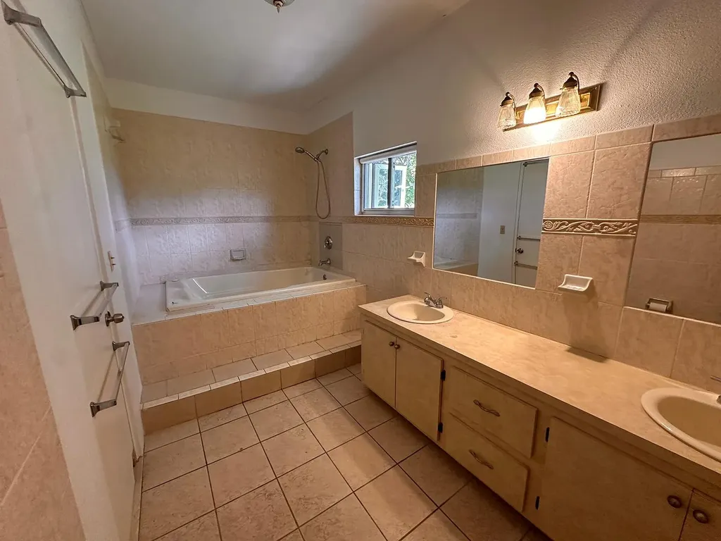 #4 Lyle Avenue New Providence Paradise Island BS