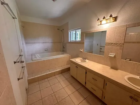 #4 Lyle Avenue New Providence Paradise Island BS