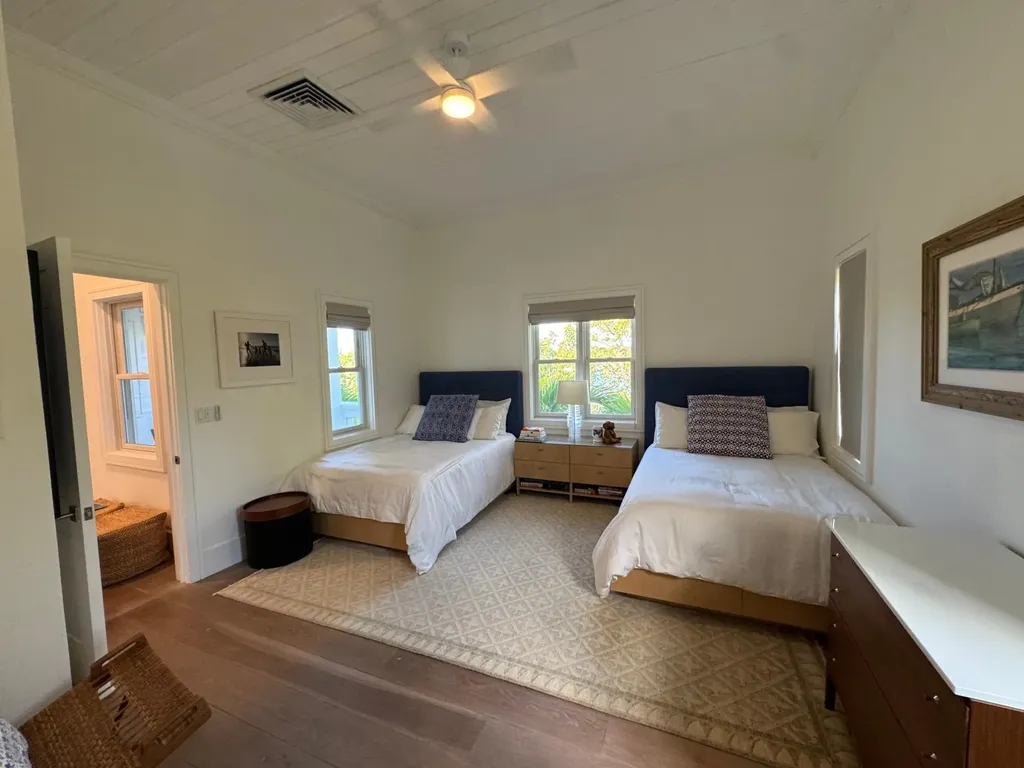 Old Fort Bay Canal House New Providence Paradise Island BS