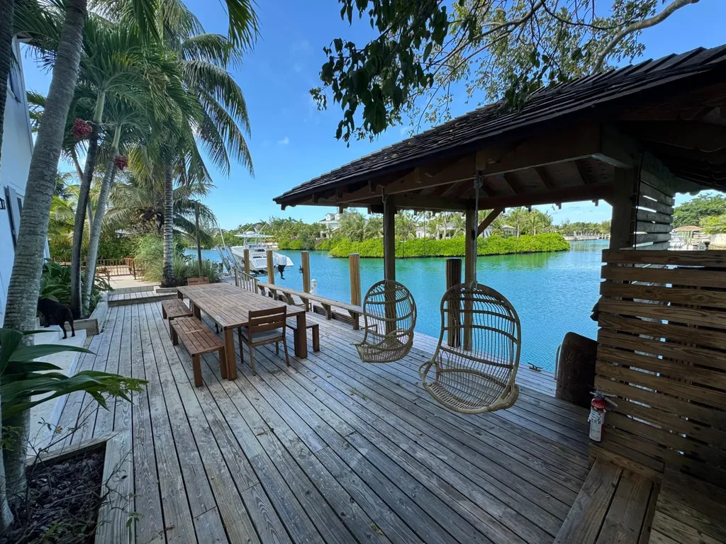 Old Fort Bay Canal House New Providence Paradise Island BS