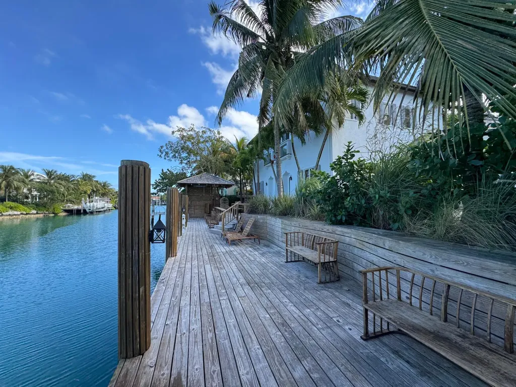 Old Fort Bay Canal House New Providence Paradise Island BS