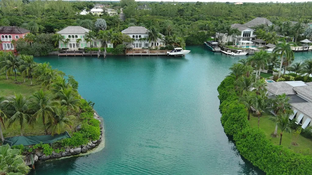 Old Fort Bay Canal House New Providence Paradise Island BS