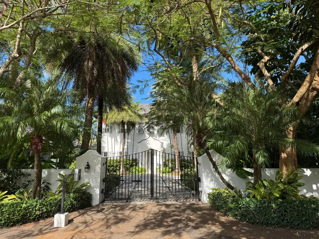 Old Fort Bay Canal House New Providence Paradise Island BS