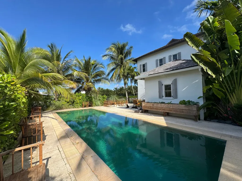 Old Fort Bay Canal House New Providence Paradise Island BS