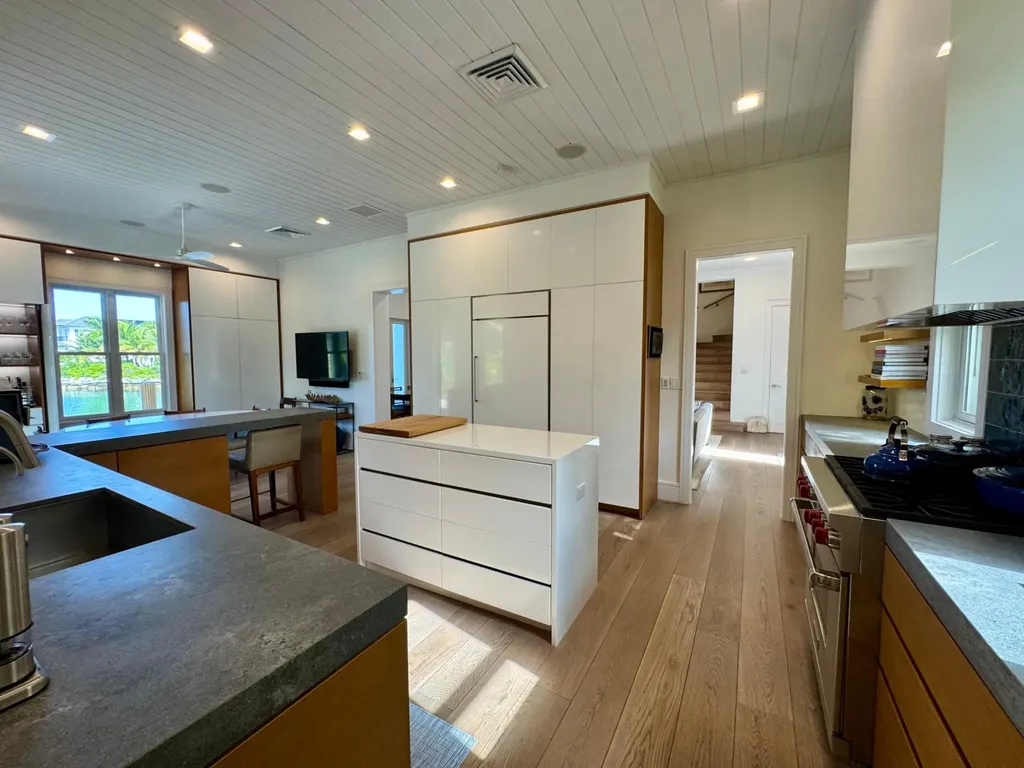 Old Fort Bay Canal House New Providence Paradise Island BS