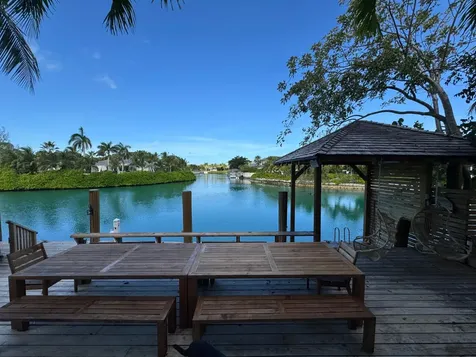 Old Fort Bay Canal House New Providence Paradise Island BS