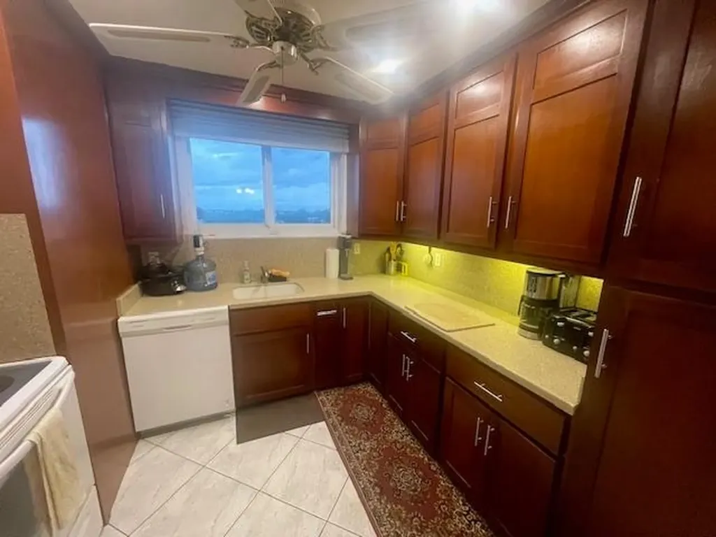 Jansel Court Grand Bahama Freeport BS