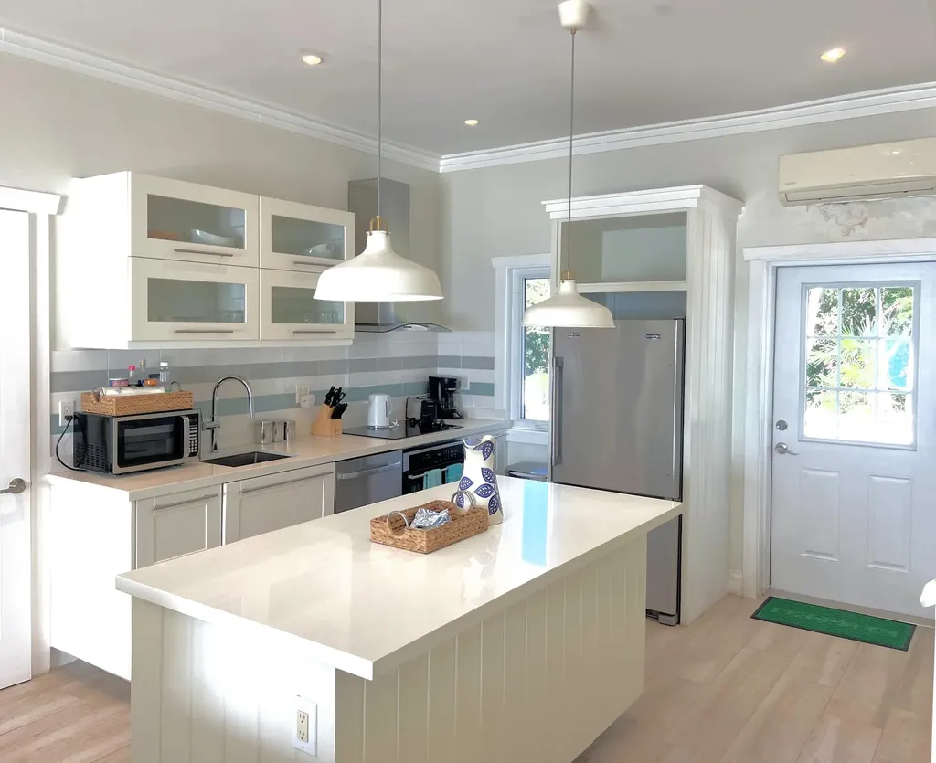 Queen's Highway Eleuthera BS