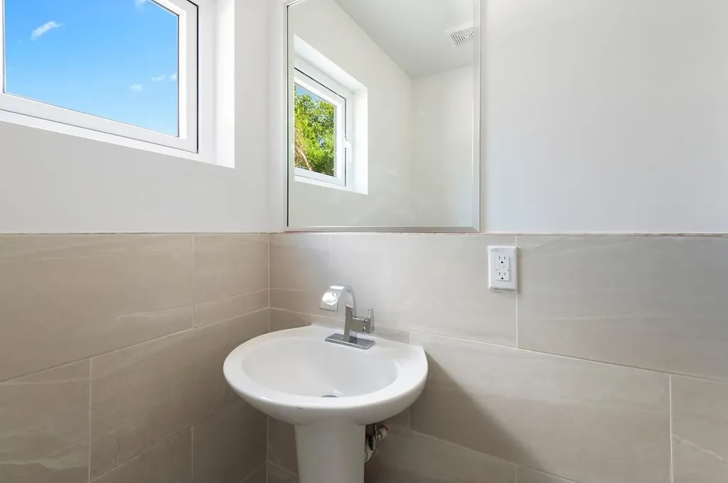 Lyford Hills Sub New Providence Paradise Island BS