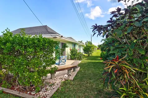 Sea Bean, Beach Villas Abaco BS