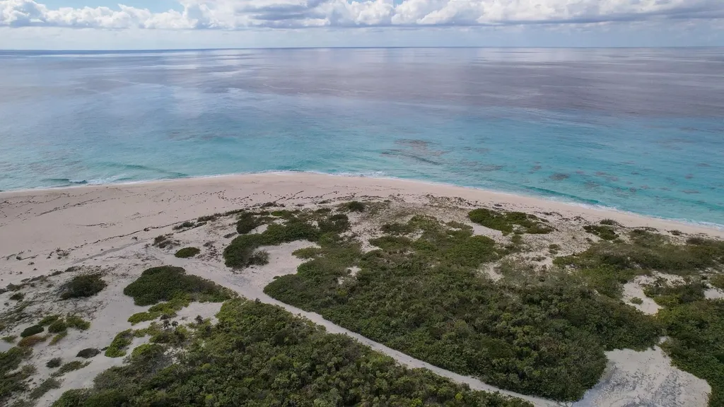 Sandy Point, Columbus Lan San Salvador BS