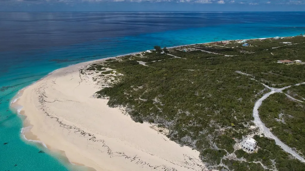 Sandy Point, Columbus Lan San Salvador BS