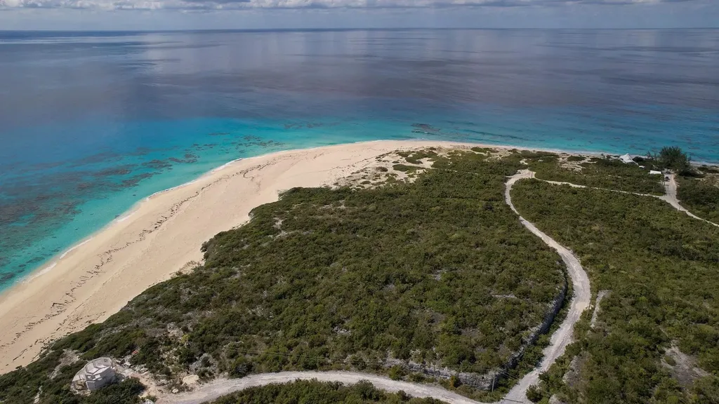 Sandy Point, Columbus Lan San Salvador BS