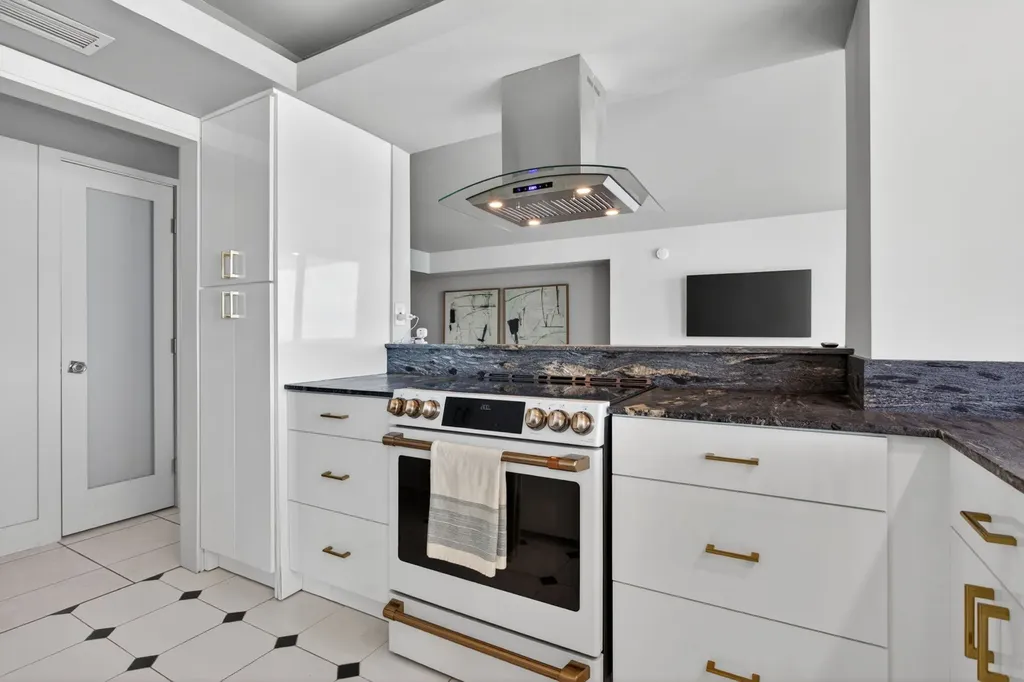 2655 Collins Avenue #1512 Miami Beach FL 33140