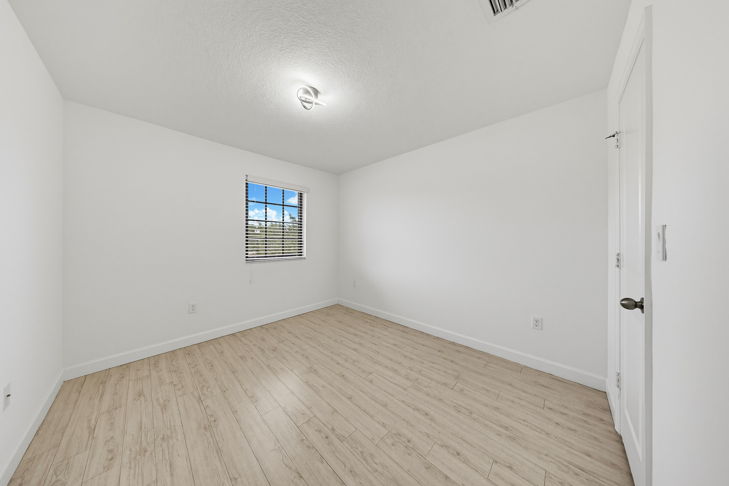 476 NE 194th Terrace Miami FL 33179